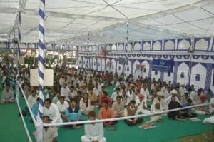 A large gathering of seekers with Gurudev