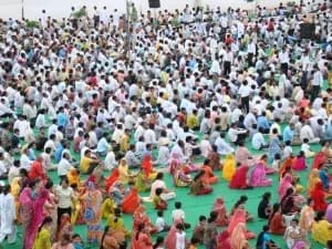 Thousands of seekers meditating together